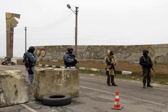 ウクライナ国内のクリミア自治共和国の境界で所属不明の兵士が検問所を設置＝OSCE提供
