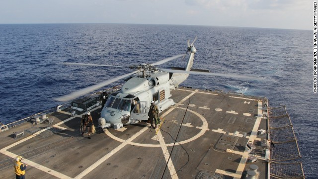 捜索活動を行う米海軍のヘリコプター＝９日