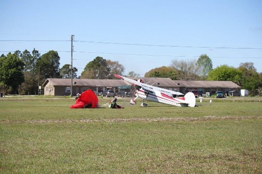 ダイバーと軽飛行機が接触し、けが人が出た＝目撃者提供