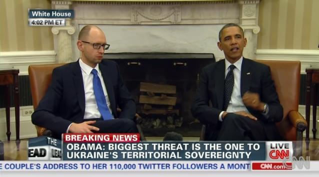 ホワイトハウスで会談したオバマ大統領（右）とヤツェニュク首相＝１２日