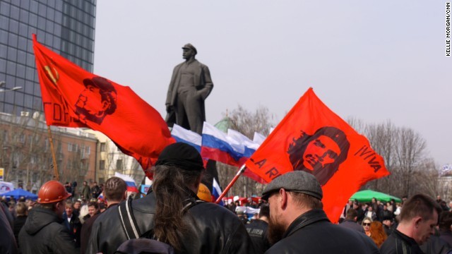 ドネツクで開かれた親ロシア派の集会。クリミアでの住民投票で緊張が高まっている
