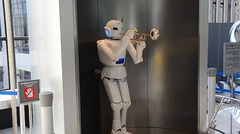 会館ミュージアムに展示されているこのロボットは、ピストン式の肺とゴム製の唇で見事にトランペットを演奏する
