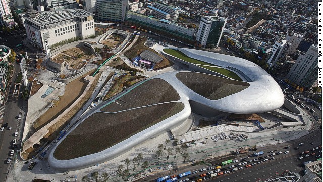 東京の新国立競技場も手がける建築家が設計した東大門デザインプラザ＝ソウル市提供