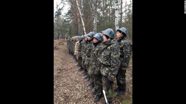 ウクライナ政府の呼びかけに応じた新兵ら