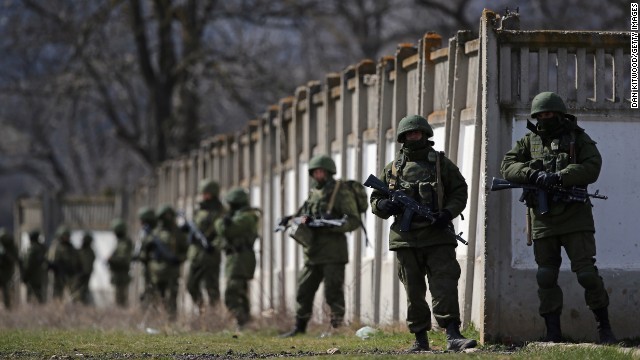 ロシア兵に囲まれたウクライナの基地。唯一の潜水艦も接収されたという