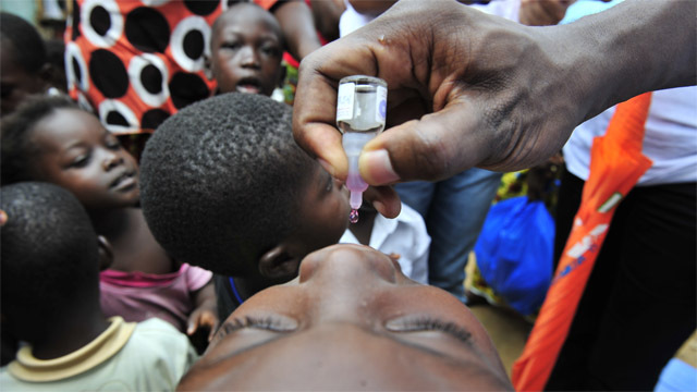 ポリオワクチンの接種を受ける子どもたち