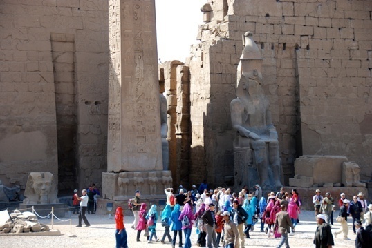 ファラオの巨像２体を復元　エジプト・ルクソール
