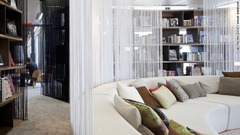 グーグルのロンドン本社にある円形のソファーを配した図書館＝GESTALTEN 2014 / DAVID BARBOUR提供