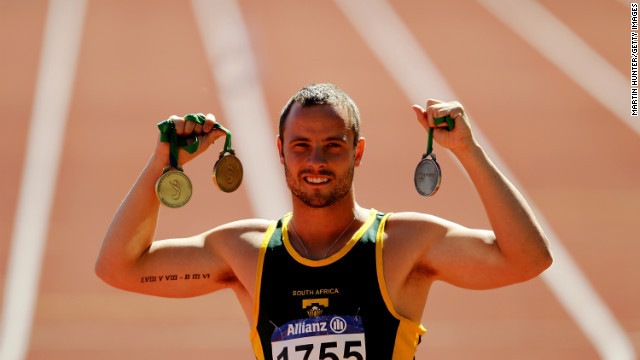 ＩＰＣ陸上競技世界選手権大会でのメダルを見せるピストリウス選手＝２０１１年