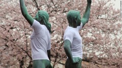 裸体像にＴシャツを着せたのが公共空間を使ったアート作品の始まりだった＝同氏提供