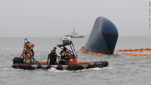 わずかに海面上に突き出ていた「セウォル号」は１８日に海面下に沈んだ