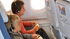機内で用意されているヘッドホンは子どもには大きい場合もある