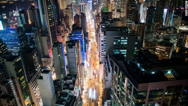 香港の夜景。路上でのおしっこを巡り、非難の応酬が続いている