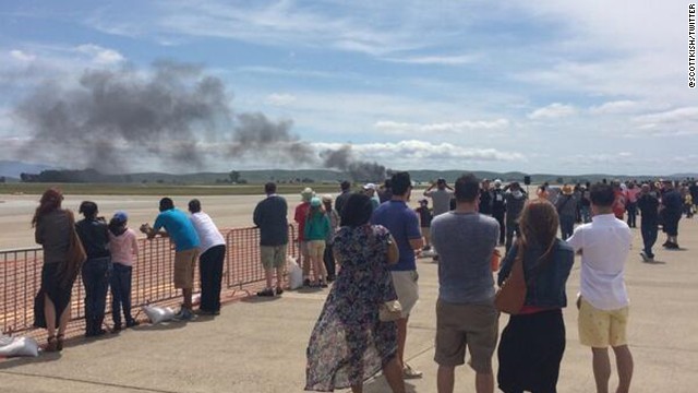 トラビス空軍基地で開かれた航空ショー小型機が墜落した