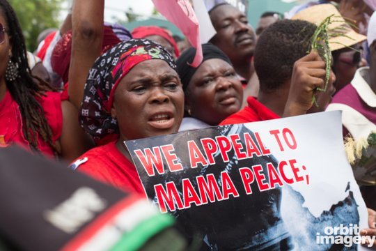 生徒らの救出を求めるデモに参加した人々＝５日、ナイジェリア首都ラゴス