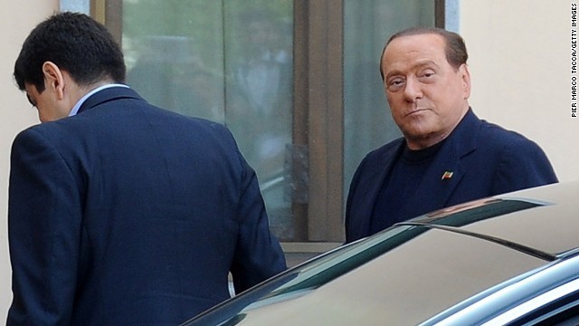 ミラノ郊外の高齢者施設に到着したベルルスコーニ元首相