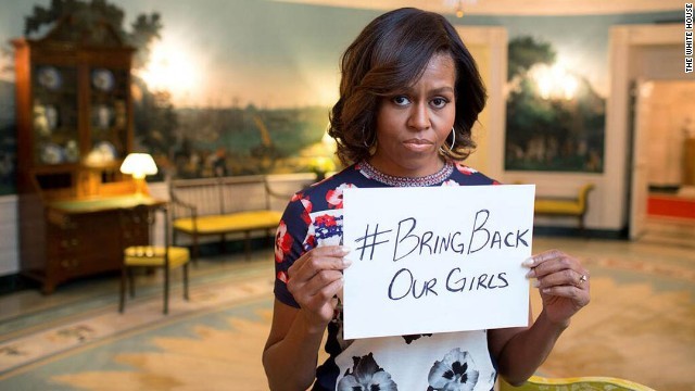 少女救出を訴えるスローガンを掲げるミシェル・オバマ米大統領夫人
