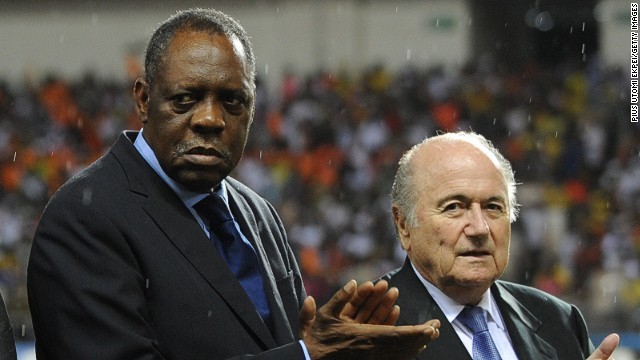 ＣＡＦのハヤトウ会長（左）とＦＩＦＡのブラッター会長