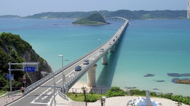 長さ１７８０メートルの角島大橋は、角島と本土を結ぶ＝政府観光局提供