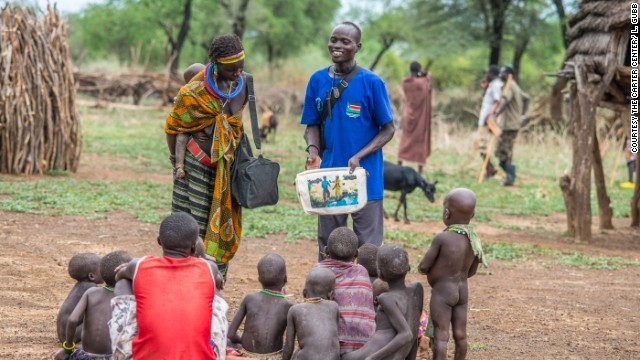 南スーダンでボランティアが絵本を使って子どもたちに教育する様子