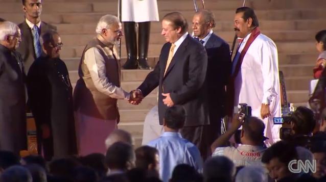 インドとパキスタンの両首脳が握手
