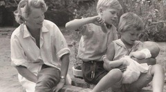 イブさんとリチャードさんら３人の子ども＝１９５９年