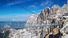オーストリアのダッハシュタイン山塊。絶景を眺めるにはこの橋を渡らなければならない