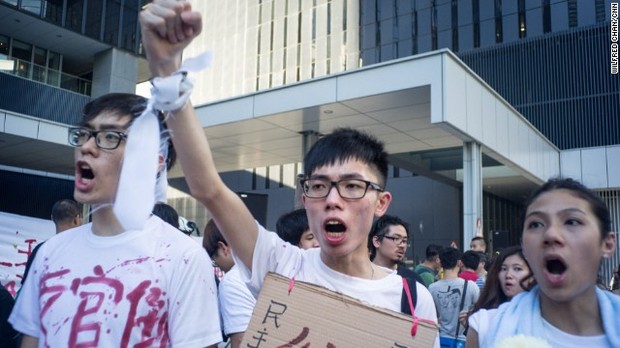 香港の政府庁舎に向かうデモ隊