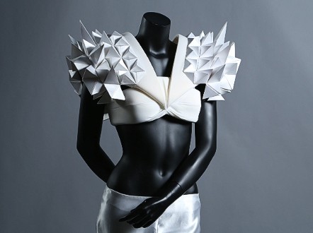 チェコのデザイナーは折り紙で前衛的な服を製作＝HANA COUFALOVA氏提供