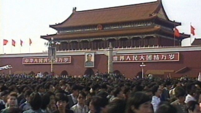 天安門広場前に集まった人々＝１９８９年６月