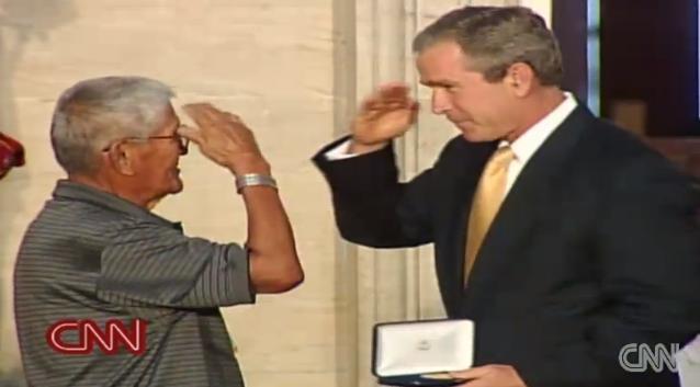 ２００１年には当時のブッシュ大統領から表彰を受けた