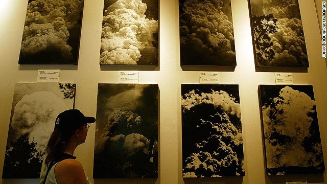 原爆のきのこ雲を映し出す写真も数多く展示
