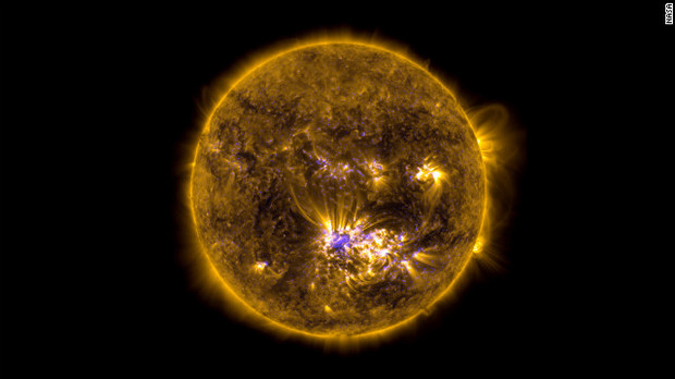 Ｘ等級のフレアを放出する直前の太陽。２０１２年７月１２日に撮影した２枚の画像を合成＝NASA提供

