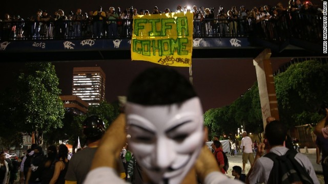 大会開催に反対の声を上げる人々＝リオデジャネイロ