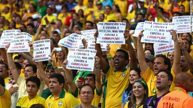 試合中に「汚職反対」のスローガンを掲げるブラジル人サポーター
