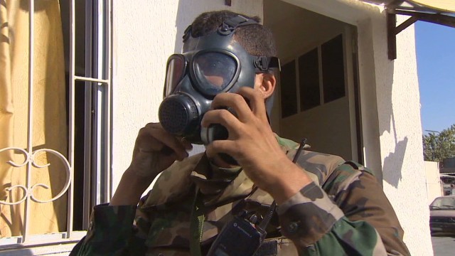 ガスマスクをかぶる兵士。化学兵器の国外搬出が完了したという