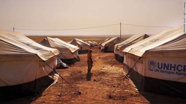 モスル近郊での戦闘から逃れた避難民のキャンプ