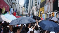 雨が降る中デモは続く