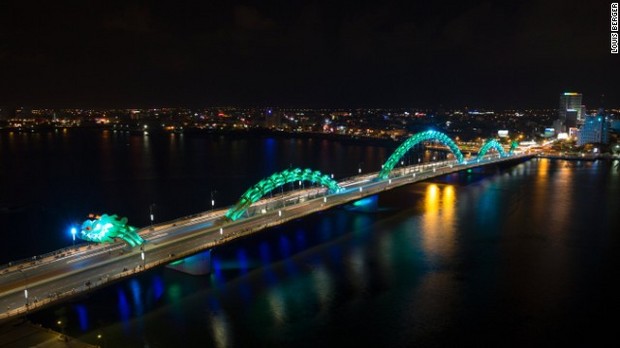 数千個の発光ダイオード（ＬＥＤ）が橋を彩る＝LOUIS BERGER提供