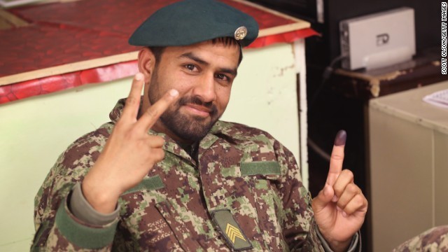 投票に参加し笑顔を見せるアフガン兵。暫定結果ではガニ氏が優勢だという