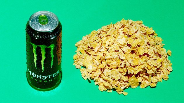 モンスターエナジーの場合:470ミリリットル入り1缶あたりの砂糖の量は54グラム。つまり砂糖をまぶしたコーンフレークを5食分以上食べたのと同じことになる(C)Mark Hill/CNN