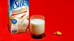 シルク・アーモンド・ミルク・オリジナルの場合：砂糖の量はコップ１杯につき７グラム。無糖のアーモンドミルクなら０グラムだ(C)Mark Hill/CNN