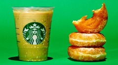 スターバックス・アイス・フレーバー・ラテの場合：低脂肪乳を使い、好みのシロップで味付けしてもらった場合、グランデサイズ１杯に含まれる砂糖の量は２８グラム。クリスピー・クリーム・ドーナツ２．５個分だ(C)Mark Hill/CNN
