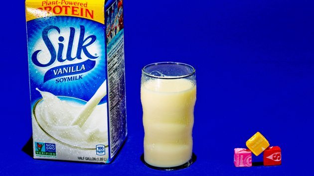 シルク・バニラ・ソイミルクの場合:砂糖の量はコップ1杯につき8グラム。つまりキャンデー3個分だ(C)Mark Hill/CNN