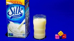 シルク・バニラ・ソイミルクの場合：砂糖の量はコップ１杯につき８グラム。つまりキャンデー３個分だ(C)Mark Hill/CNN