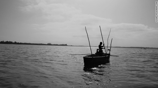 湖の深さはわずか3メートルしかな。はボートに乗り、長い棒で湖の底を押しながら目標の場所に向かう