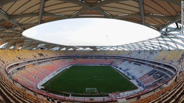 スタジアムには肥満の観客のための特大座席も設けられている