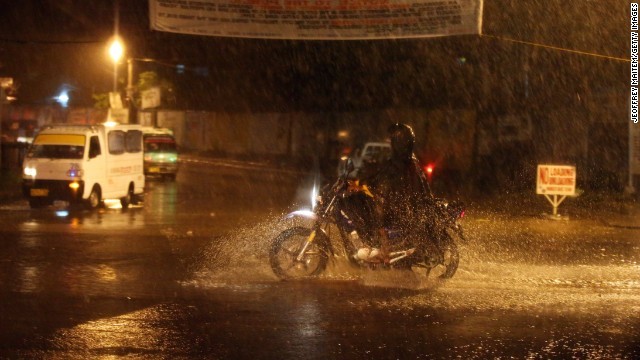 大雨の中を走るバイク。台風による死者は３８人に達した