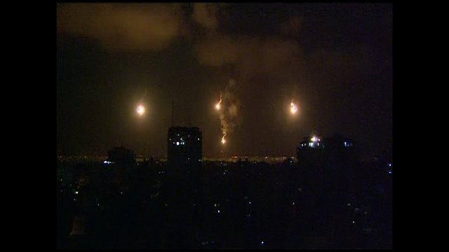 ガザ地区に行われた空爆の様子＝１８日