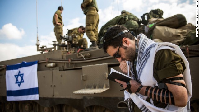 祈りをささげるイスラエルの予備兵。戦闘は２日目に入った